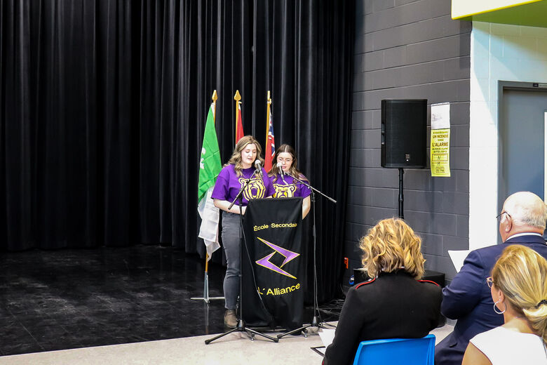 Les maîtres de cérémonie, Kaylee et Julie, qui animent le rassemblement de l'ouverture officielle.