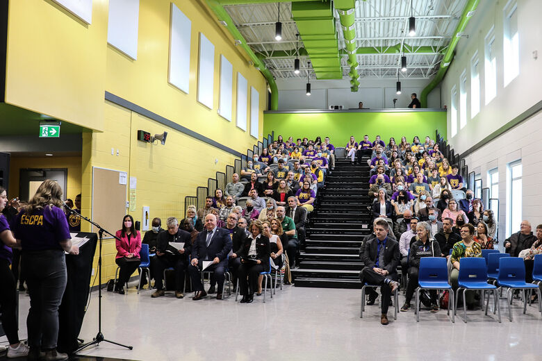 La communauté scolaire et élargie de l'ÉSCPA se rassemblaient pour cet événement.