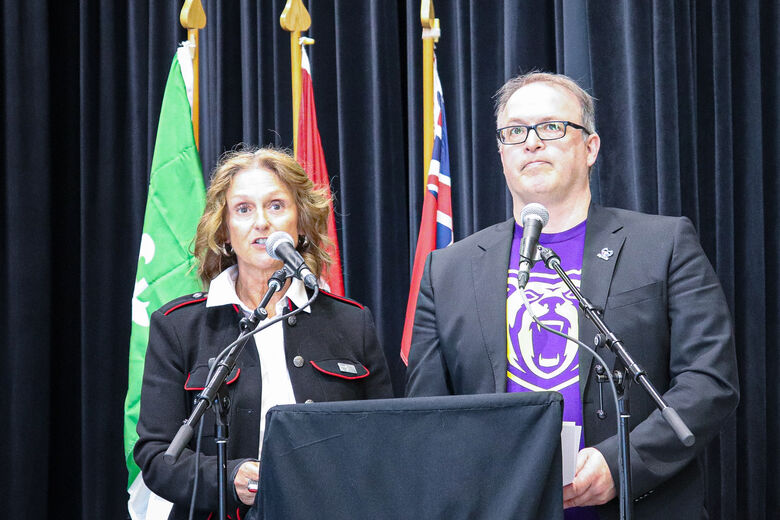 Mme Petroski, directrice de l'éducation du CSCDGR et M. Yves Laliberté, directeur de l'éducation du CSPNE, s'unissent pour offrir leurs félicitations à la communauté scolaire de l'Alliance.