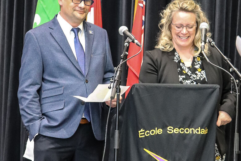 Les directions de l'école s'adressent fièrement à la foule présente pour souligner l'ouverture de l'ÉSCPA.