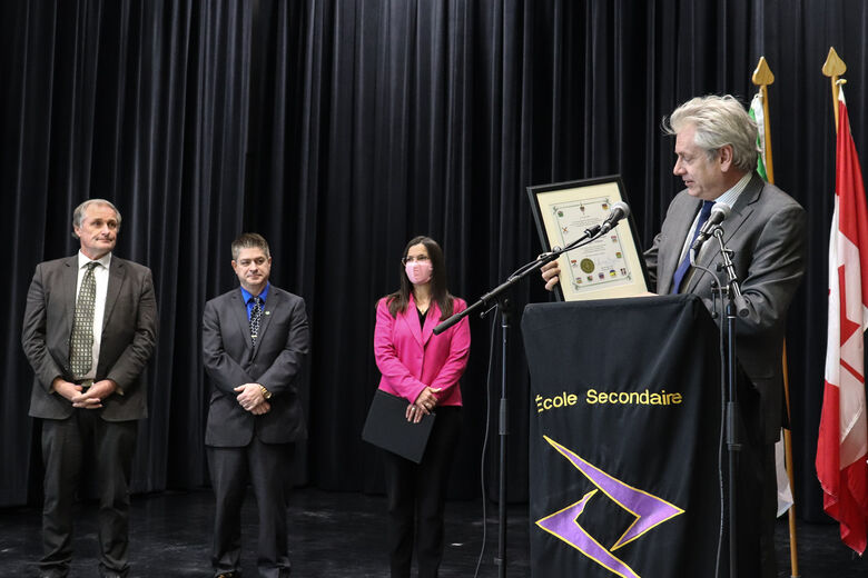 Les représentants politiques de la région acceptent l'invitation et offrent leurs meilleurs voeux de succès à la communauté scolaire de l'ÉSCPA.  Sur la photo, de gauche à droite : M. John Vanthoff, M. Deslauriers, Mme Beaudry et M. Angus.