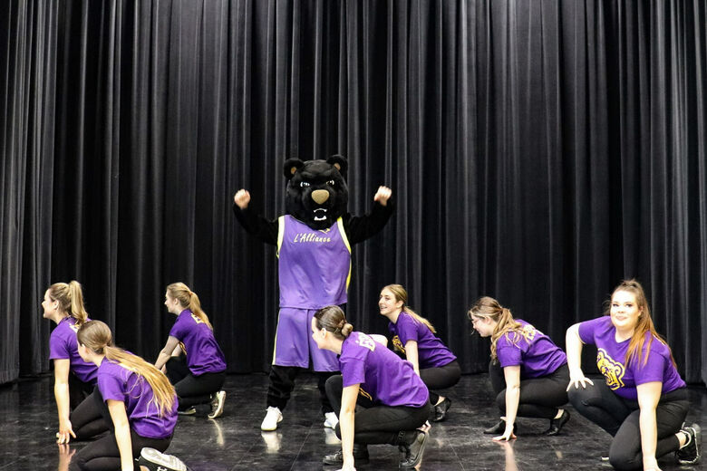 La troupe de danse de l'ÉSCPA et la mascotte de l'école présente un numéro spécialement conçu pour cet événement.
