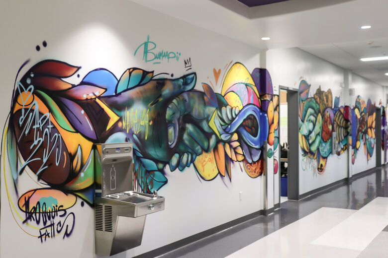 Une murale créée par l'artiste Mique Michelle et un groupe d'élèves de l'ÉSCPA.