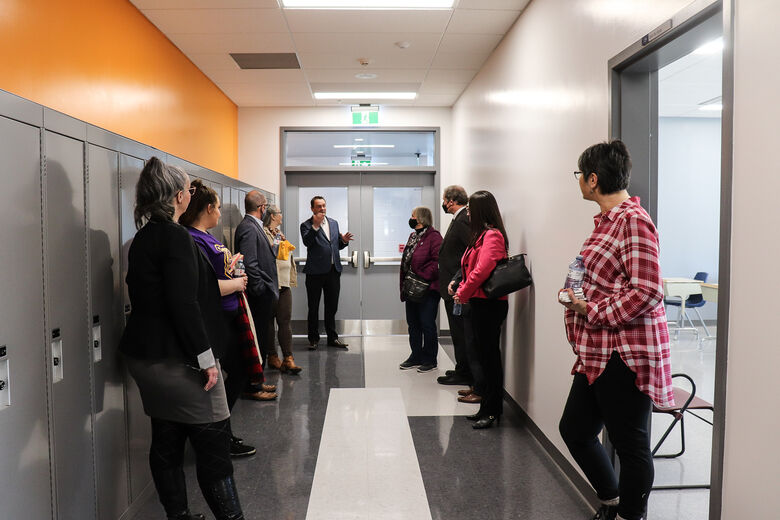 Un groupe qui visite les locaux de la nouvelle école.